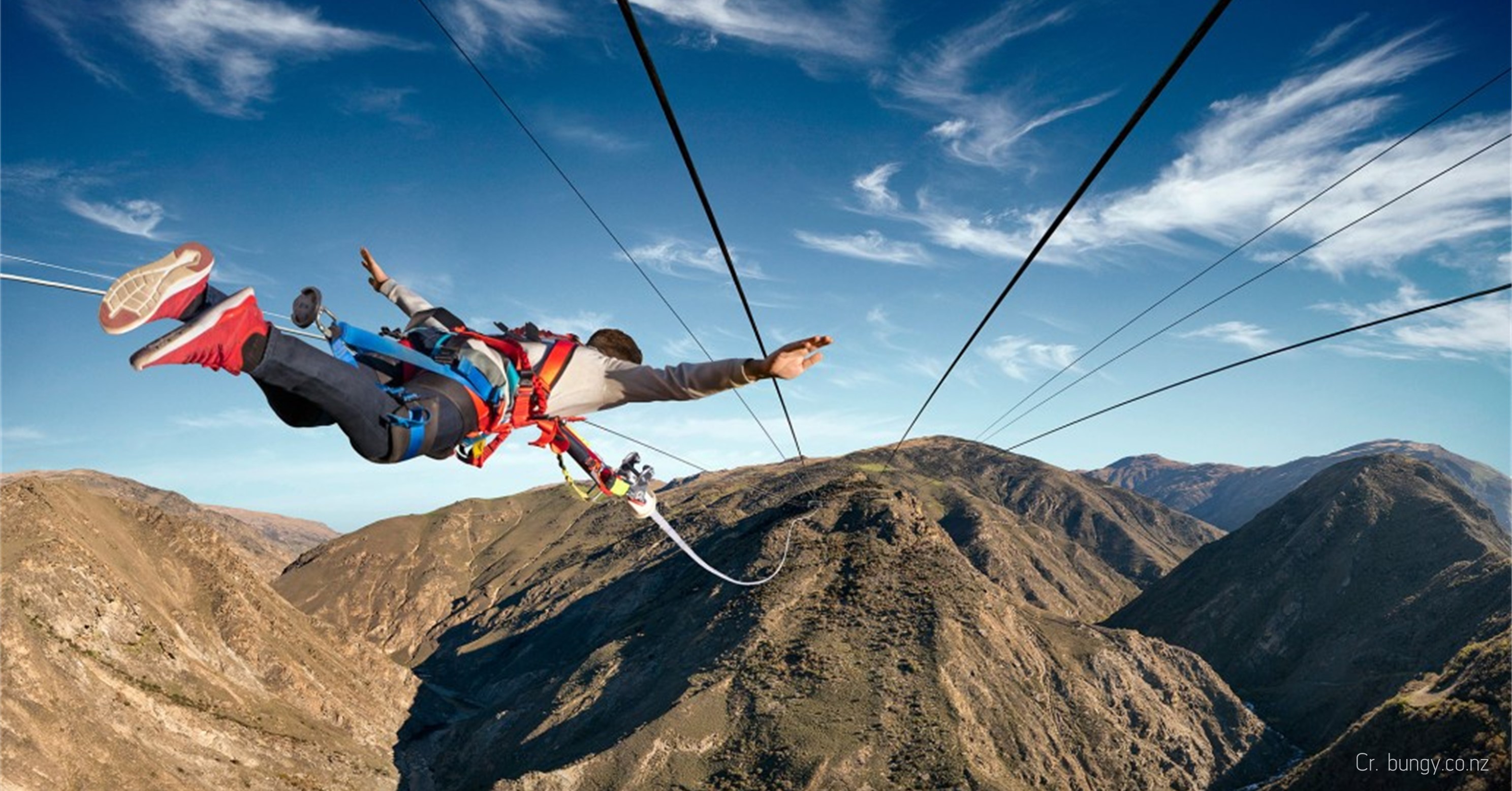 горы преодоление. аттракцион zipline в skypark москва (лужники). экстремальный метод. человек на канате. Royal gorge банджи джампинг.