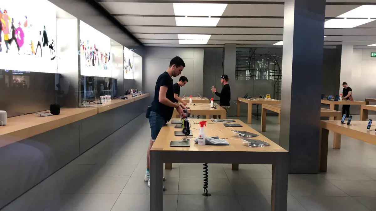 whoosh-and-apple-store-3